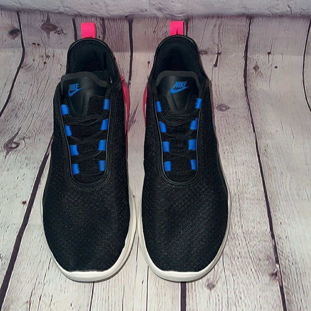 Nike Air Max Motion 2 Black Hyper Pink size 9